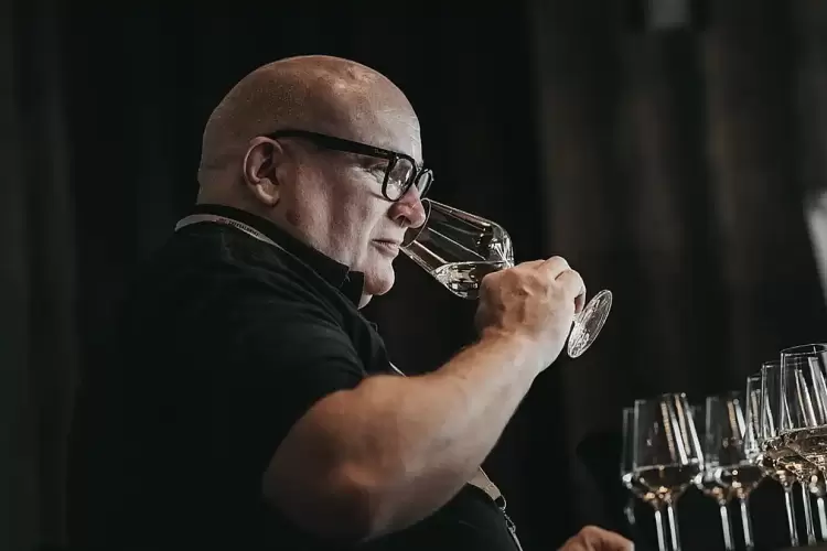 Ρ. Σέιμπερν: Η Ελλάδα διαθέτει παγκόσμιας κλάσης ποικιλίες σταφυλιών που δεν τις βρίσκεις αλλού Ρ. Σέιμπερν: Η Ελλάδα διαθέτει παγκόσμιας κλάσης ποικιλίες σταφυλιών που δεν τις βρίσκεις αλλού