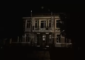 Σβηστά τα φώτα του Δημαρχείου Φλώρινας στη μνήμη των θυμάτων των Τεμπών