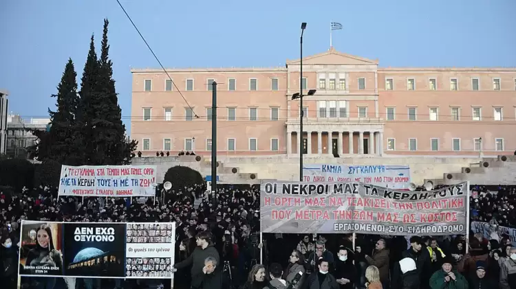 Το 70% των Ελλήνων δηλώνει ότι ευθύνονται και τα τρία κόμματα για την κατάσταση στους σιδηροδρόμους Το 70% των Ελλήνων δηλώνει ότι ευθύνονται και τα τρία κόμματα για την κατάσταση στους σιδηροδρόμους