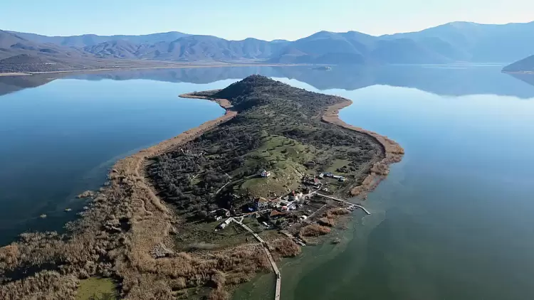 Άγιος Αχίλλειος Πρεσπών: Η μικρή κατοικημένη νησίδα μέσα στην λίμνη (βίντεο)
