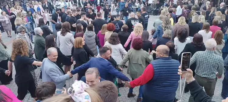 Αναβίωσε το έθιμο του ξεπροβοδίσματος της Πασχαλιάς στη Δεσκάτη Αναβίωσε το έθιμο του ξεπροβοδίσματος της Πασχαλιάς στη Δεσκάτη