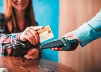 Επιδόματα με προπληρωμένη κάρτα: Τι αλλάζει σε αναλήψεις πληρωμές και προθεσμίες για δικαιούχους