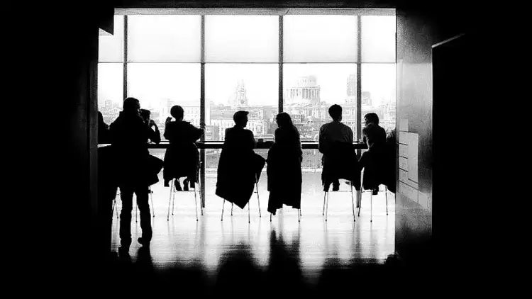 Μειώνονται οι θέσεις εργασίας στην ομάδα 30 40 ετών