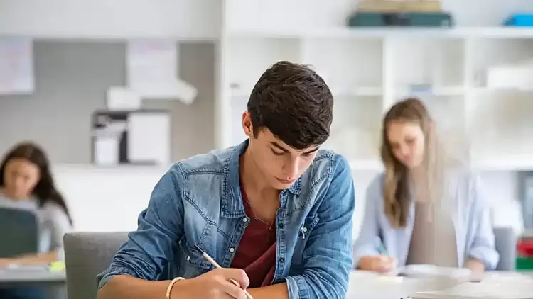 Πανελλήνιες 2025: Τμήματα Διαμάντια με Χαμηλές Βάσεις και Υψηλές Προοπτικές