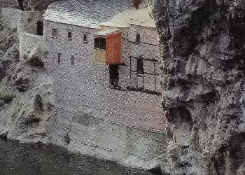 Σε μια βραχονησίδα πάνω από τα νερά του Αλιάκμονα το ασκηταριό του Αγίου Νικάνορα και η Μονή της Ζάβορδας