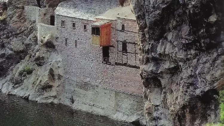 Σε μια βραχονησίδα πάνω από τα νερά του Αλιάκμονα το ασκηταριό του Αγίου Νικάνορα και η Μονή της Ζάβορδας