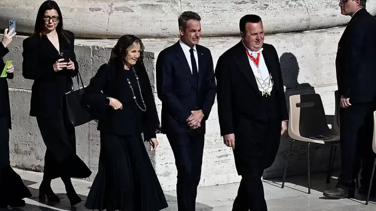 Στην κηδεία του Πάπα Φραγκίσκου ο Κυριάκος Μητσοτάκης, συνοδευόμενος από την σύζυγό του Μαρέβα