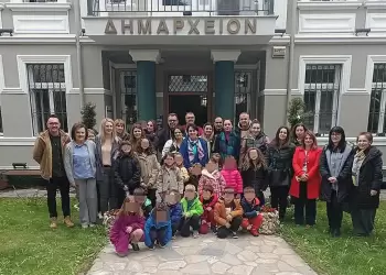 Τα παιδιά και οι εκπαιδευτικοί του 5ου Νηπιαγωγείου Φλώρινας επισκέφτηκαν το Δημαρχείο Φλώρινας