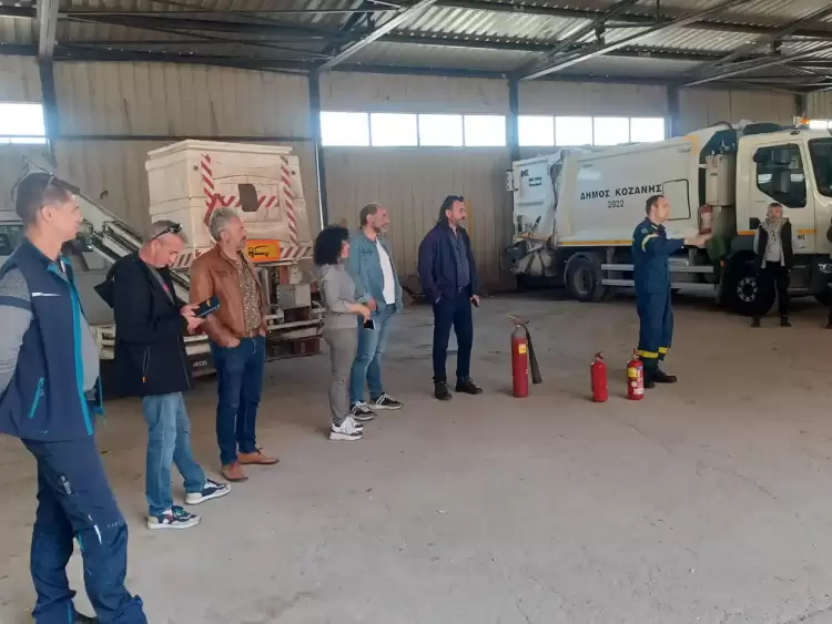 Eκπαιδευτική δράση από την πυροσβεστική Κοζάνης στο Αμαξοστάσιο του Δήμου