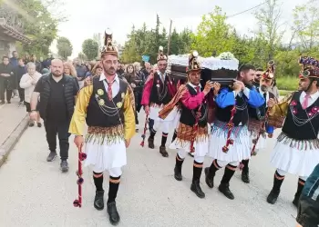 Από χθες αναπαύεται στη γη του χωριού του, ο Κωνσταντίνος Αθανασιάδης Από χθες αναπαύεται στη γη του χωριού του, ο Κωνσταντίνος Αθανασιάδης, δισεγγονός του θρυλικού οπλαρχηγού των ανταρτών της Σάντας