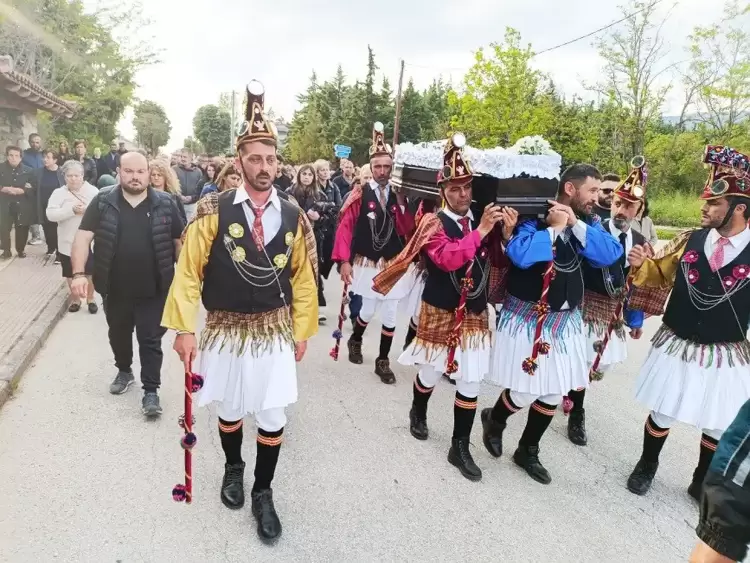 Από χθες αναπαύεται στη γη του χωριού του, ο Κωνσταντίνος Αθανασιάδης, δισεγγονός του θρυλικού οπλαρχηγού των ανταρτών της Σάντας