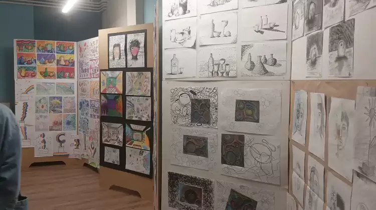 Χρώματα, φαντασία και έμπνευση στο Κοβεντάρειο – Ξεκίνησε η έκθεση του Εικαστικού Εργαστηρίου Κοζάνης (εικόνες - βίντεο) Χρώματα, φαντασία και έμπνευση στο Κοβεντάρειο – Ξεκίνησε η έκθεση του Εικαστικού Εργαστηρίου Κοζάνης