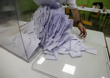 Δημοσκόπηση Metron Analysis: Κέρδη για τη ΝΔ, ισοπαλία για ΠΑΣΟΚ και Πλεύση Ελευθερίας