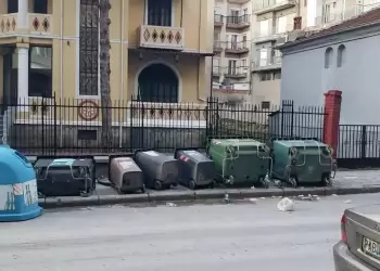 Φλώρινα: Νέα πράξη βανδαλισμού – Άγνωστοι αναποδογύρισαν και κατέστρεψαν κάδους και καλαθάκια απορριμμάτων