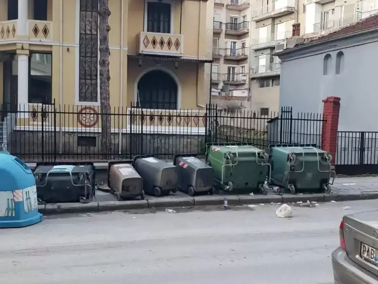 Φλώρινα: Νέα πράξη βανδαλισμού – Άγνωστοι αναποδογύρισαν και κατέστρεψαν κάδους και καλαθάκια απορριμμάτων