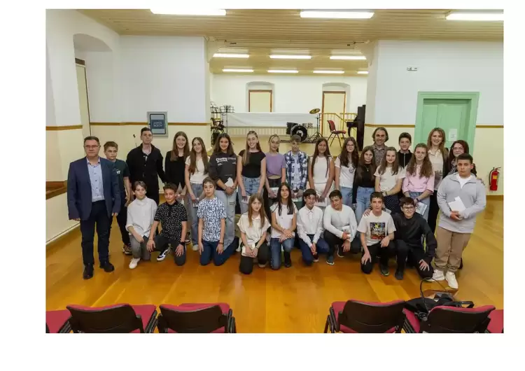 Λογοτεχνικά κλειδιά: Το μαθητικό βιβλίο του Μουσικού Σχολείου Σιάτιστας παρουσιάστηκε στο Τραμπάντζειο Λογοτεχνικά κλειδιά: Το μαθητικό βιβλίο του Μουσικού Σχολείου Σιάτιστας παρουσιάστηκε στο Τραμπάντζειο