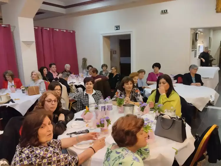 Μάνα είναι μόνο μια… Μάνα είναι μόνο μια…