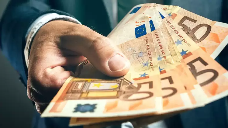 Μείωση ασφαλιστικών εισφορών και φορολογικών συντελεστών στη μισθωτή εργασία