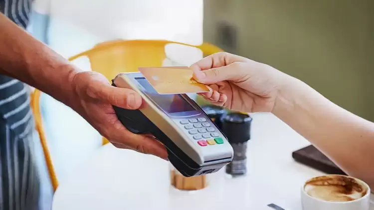 Σαρώνουν οι πληρωμές με κάρτες – Ηλεκτρονικές συναλλαγές 112 δις ευρώ σε ένα χρόνο