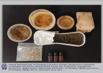 Σύλληψη 45χρονου στην Καστοριά για διακίνηση ναρκωτικών – Μέλι και λάδι με κάνναβη Σύλληψη 45χρονου στην Καστοριά για διακίνηση ναρκωτικών – Μέλι και λάδι με κάνναβη