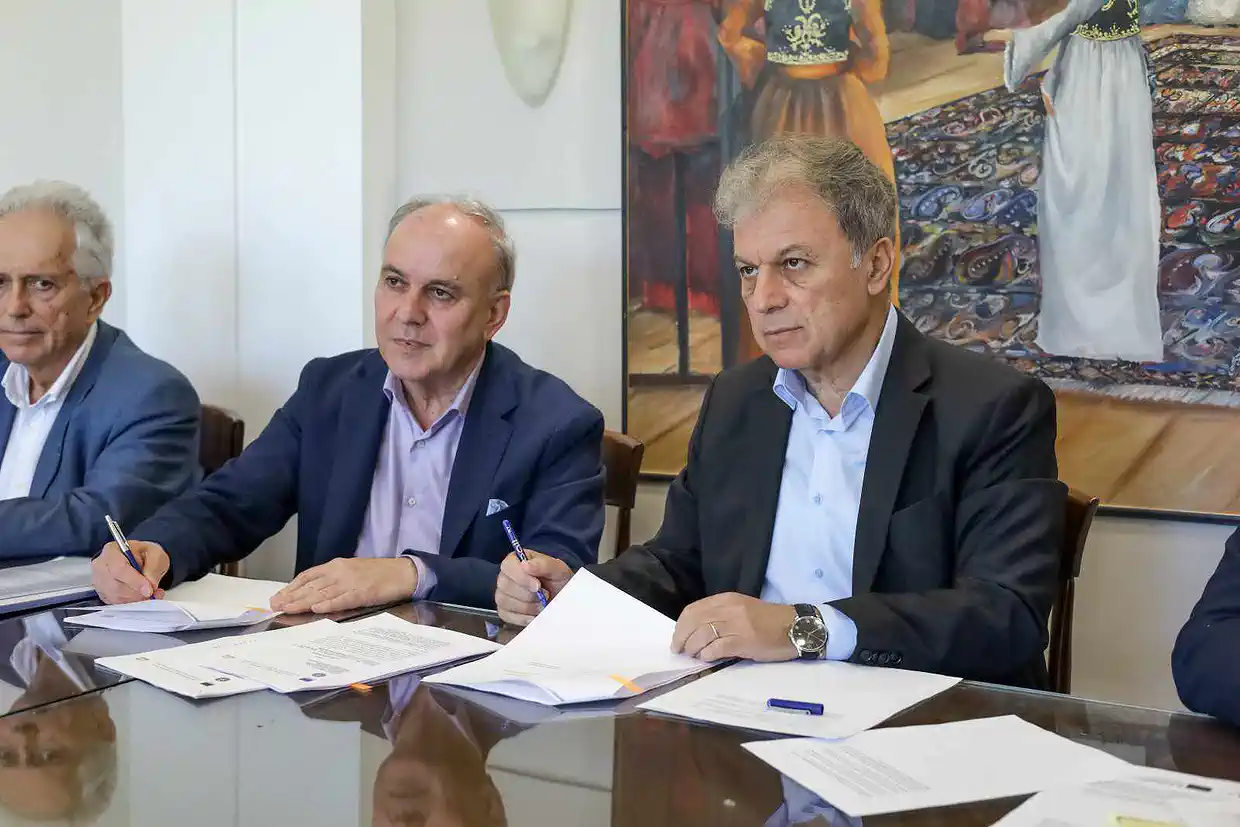 Υπογραφή σύμβασης για 2 νέα εκχιονιστικά στην Π.Ε. Καστοριάς από την Περιφέρεια Δυτικής Μακεδονίας