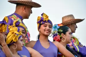 Φαντασμαγορική η έναρξη του 3ου Διεθνούς Φολκλορικό Φεστιβάλ στο Τσοτύλι