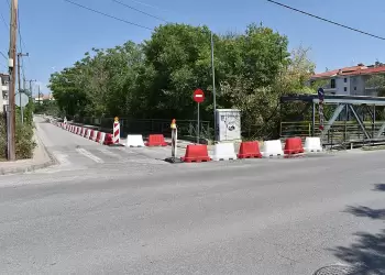 Κλειστό το ένα ρεύμα της οδού Γεωργίου Σαραντάρη Παράκαμψη από την οδό Γιάννη Ψυχάρη