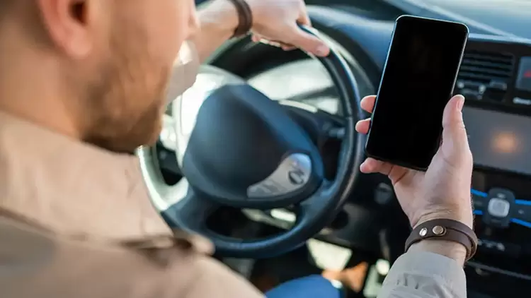 Πρόστιμα σοκ για χρήση κινητού στο τιμόνι – Τι έρχεται στα νυχτερινά μπλόκα