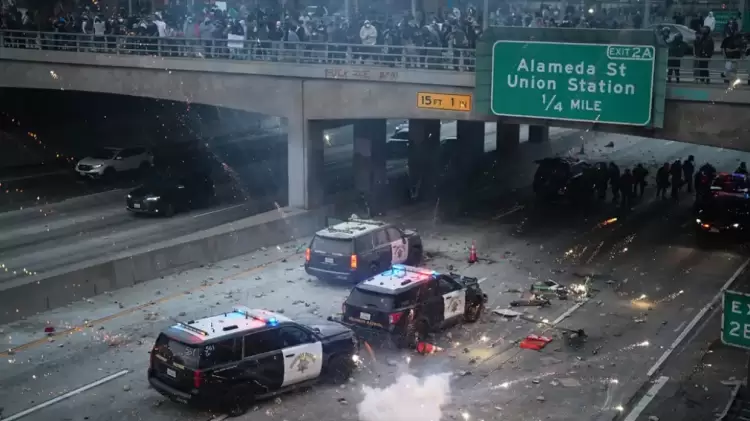 Σκηνές Χάους στο Λος Άντζελες: Εθνοφρουρά, Πλαστικές Σφαίρες και Πεζοναύτες σε Ετοιμότητα Σκηνές Χάους στο Λος Άντζελες: Εθνοφρουρά, Πλαστικές Σφαίρες και Πεζοναύτες σε Ετοιμότητα