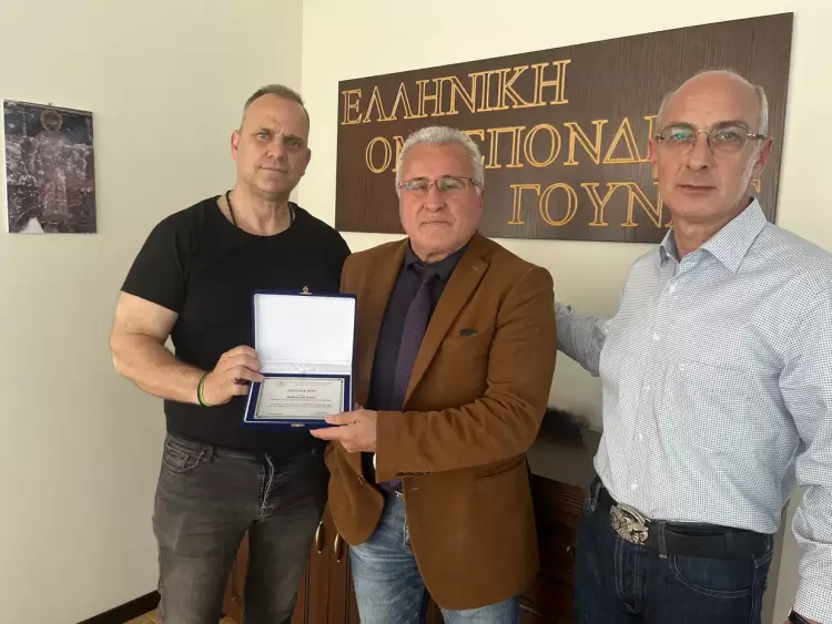 Τιμητική πλακέτα στον Νίκο Ρίζο