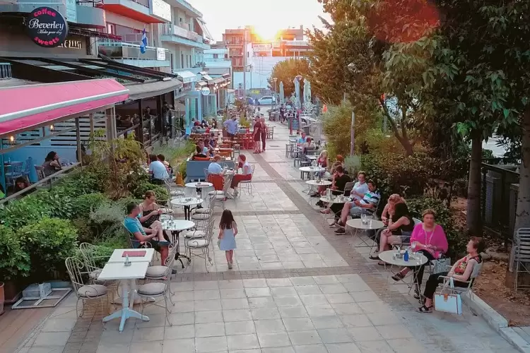 Mystreet για τα κατειλημμένα με τραπεζοκαθίσματα πεζοδρόμια – Στο κινητό οι καταγγελίες για τους παράνομους