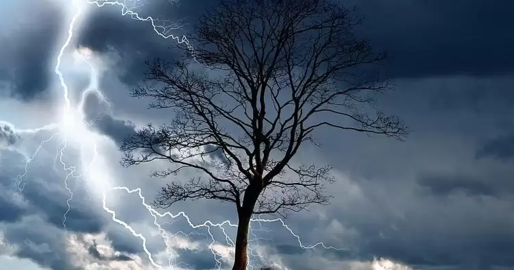 Από τον καύσωνα στις καταιγίδες: Χαλάζι, κεραυνοί και κίνδυνος πλημμυρών από Πέμπτη