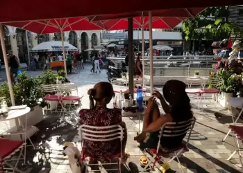 Διαρκής η μάχη με την ακρίβεια – Περιορίζουν τα έξοδα τους οι καταναλωτές