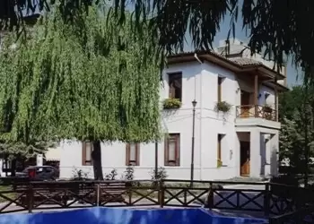 Δωρεά βιβλίων στη βιβλιοθήκη Πτολεμαϊδας