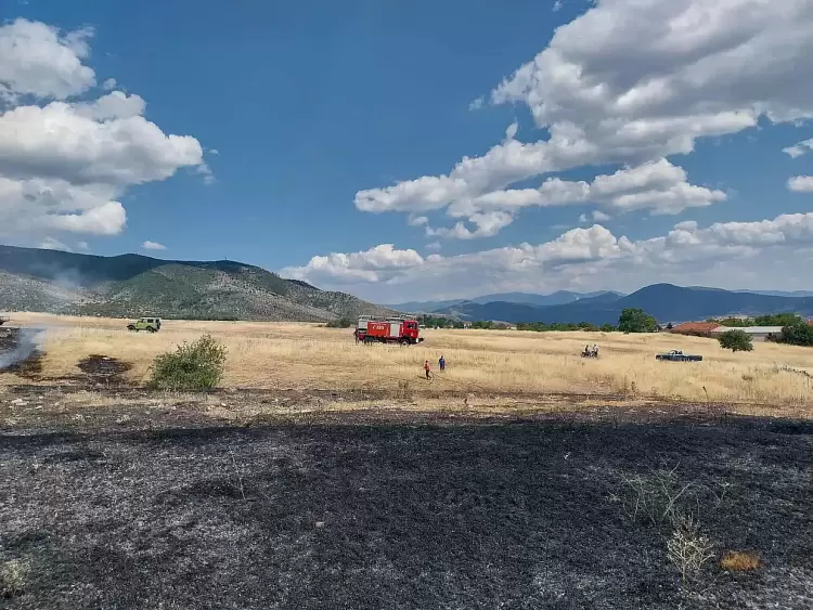 Φωτιά εξω από το χωριό του Αγίου Δημητρίου Φωτιά εξω από το χωριό του Αγίου Δημητρίου
