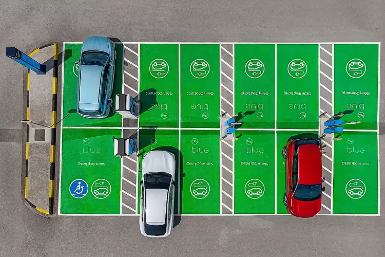 Καλοκαιρινές φορτίσεις με προνόμια από τη ΔΕΗ Blue και τη Visa