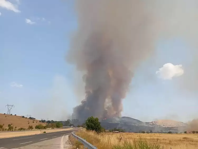 Κοζάνη: Μαίνεται η πυρκαγιά στη Μαυροπηγή - Διαδοχικές αναζωπυρώσεις Μαίνεται η πυρκαγιά στη Μαυροπηγή Κοζάνης – Διαδοχικές αναζωπυρώσεις
