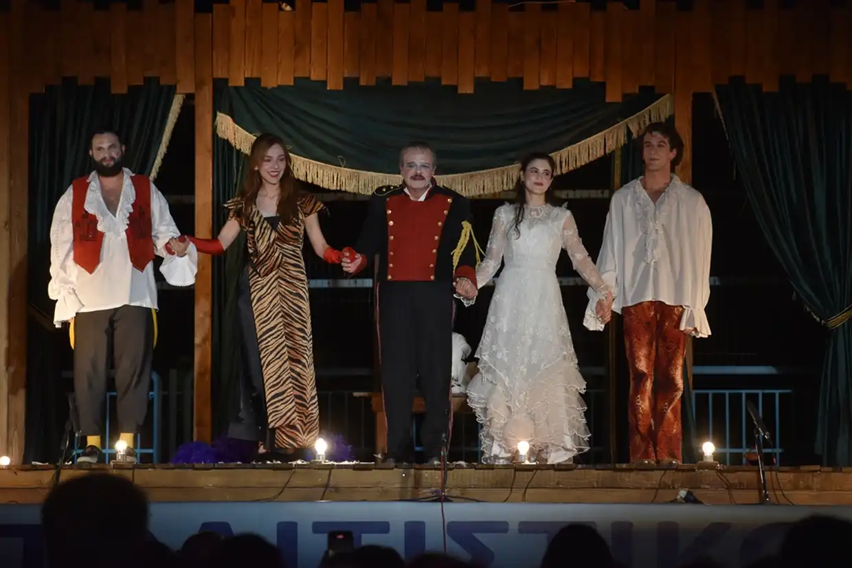 Με τον "Επιθεωρητή" από το ΔΗΠΕΘΕ Κοζάνης συνεχίστηκε το "Πολιτιστικό Καλοκαίρι 2025" του Δήμου Φλώρινας (εικόνες) Με τον “Επιθεωρητή” από το ΔΗΠΕΘΕ Κοζάνης συνεχίστηκε το “Πολιτιστικό Καλοκαίρι 2025” του Δήμου Φλώρινας