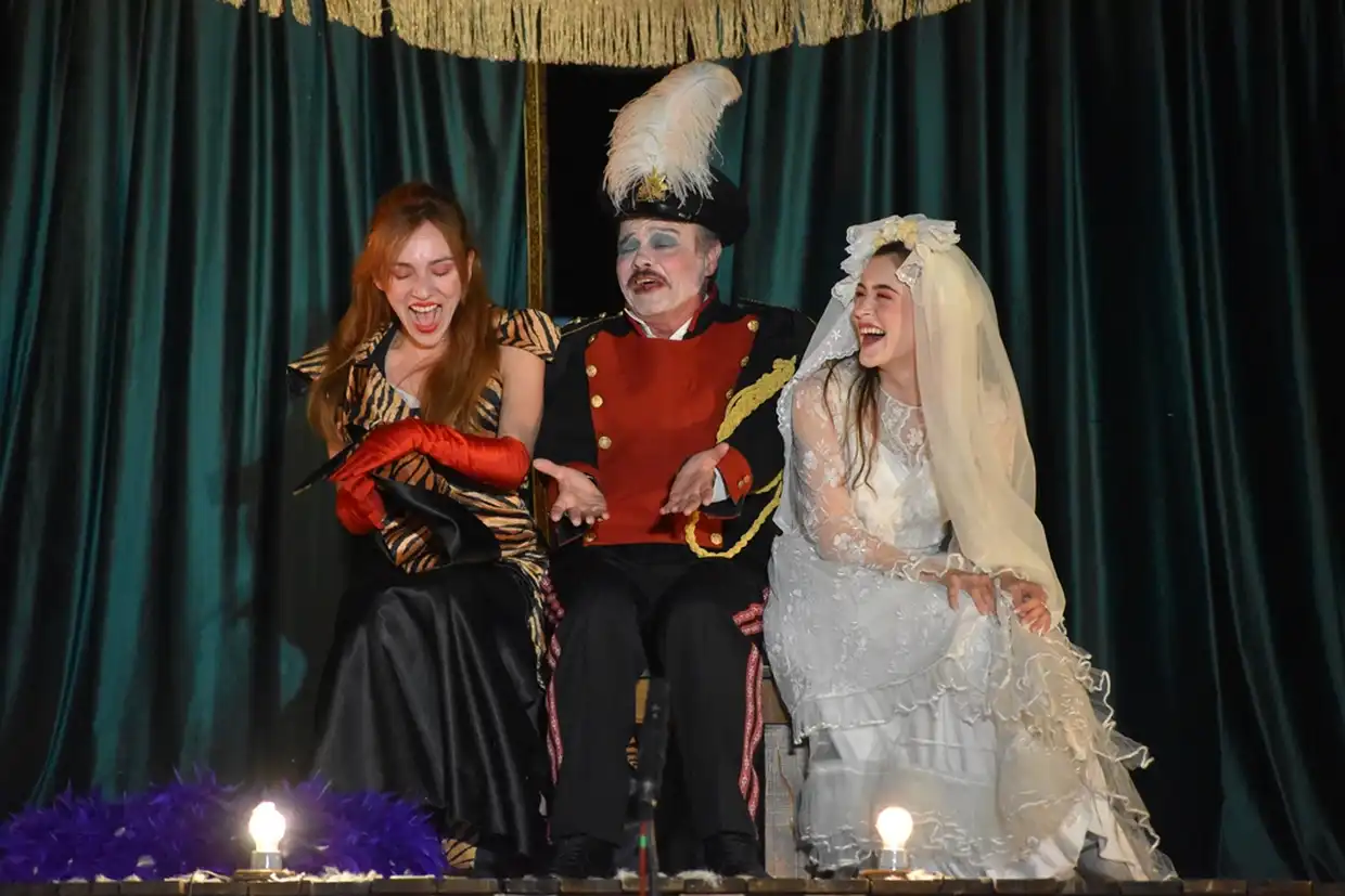 Με τον "Επιθεωρητή" από το ΔΗΠΕΘΕ Κοζάνης συνεχίστηκε το "Πολιτιστικό Καλοκαίρι 2025" του Δήμου Φλώρινας (εικόνες) Με τον “Επιθεωρητή” από το ΔΗΠΕΘΕ Κοζάνης συνεχίστηκε το “Πολιτιστικό Καλοκαίρι 2025” του Δήμου Φλώρινας