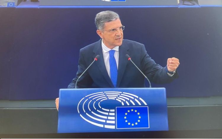 «Τι θα πράξει με τη χρηματοδότηση της άμυνας τρίτων χωρών που απειλούν χώρες της ΕΕ»;