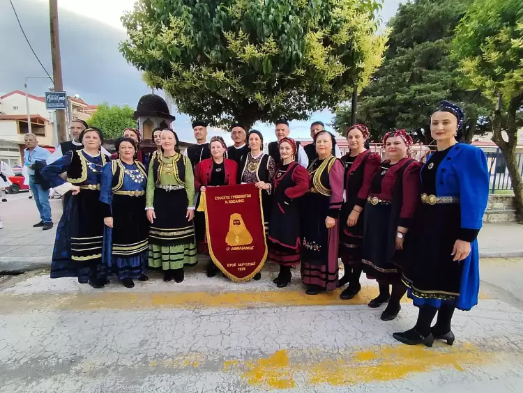 Το χορευτικό των Γρεβενιωτών Κοζάνης στον Κατσικά Ιωαννίνων Το χορευτικό των Γρεβενιωτών Κοζάνης στον Κατσικά Ιωαννίνων