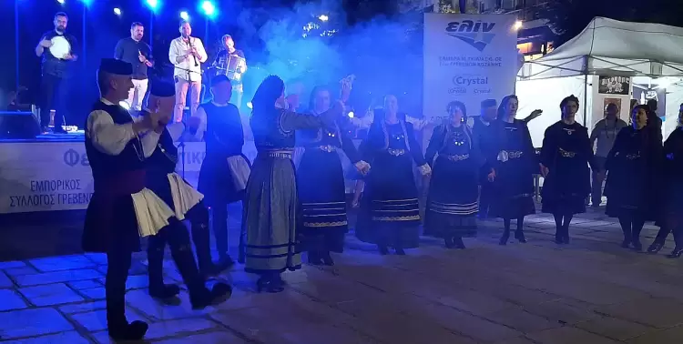 Το χορευτικό τμήμα του Συλλόγου Γρεβενιωτών στο 6ο Φεστιβάλ τοπικών προϊόντων στα Γρεβενά Το χορευτικό τμήμα του Συλλόγου Γρεβενιωτών στο 6ο Φεστιβάλ τοπικών προϊόντων στα Γρεβενά