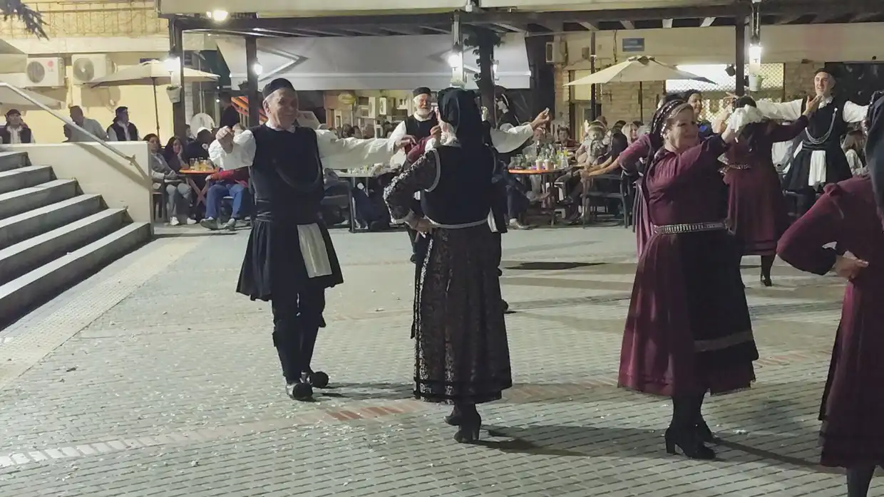 Το χορευτικό τμήμα του συλλόγου Γρεβενιωτών Κοζάνης ο Αιμιλιανός στη Δεσκάτη Αυτόματο προσχέδιο