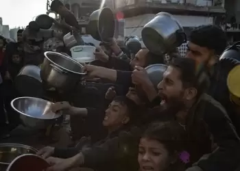 Ένας πατέρας που έχασε τον γιο του εξαιτίας του υποσιτισμού πασχίζει να σώσει τα υπόλοιπα παιδιά του στη Γάζα