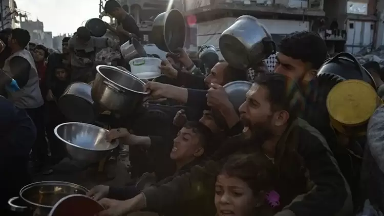 Ένας πατέρας που έχασε τον γιο του εξαιτίας του υποσιτισμού πασχίζει να σώσει τα υπόλοιπα παιδιά του στη Γάζα Ένας πατέρας που έχασε τον γιο του εξαιτίας του υποσιτισμού πασχίζει να σώσει τα υπόλοιπα παιδιά του στη Γάζα