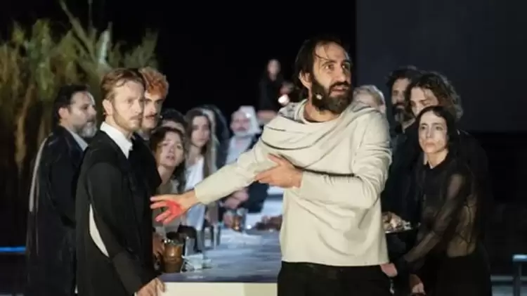 Περιοδεία σε όλη την Ελλάδα για την παράσταση του Μιχαήλ Μαρμαρινού «ζ – η – θ, ο Ξένος»