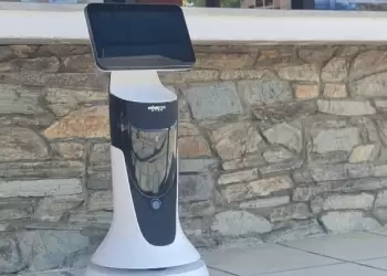 Ρομπότ ξεναγός που μιλάει 120 γλώσσες ξεναγεί με ΤΝ, τους επισκέπτες στο Δ.Βόλβης