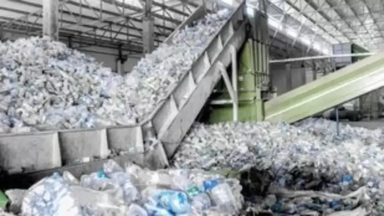 Τα πλαστικά σκουπίδια πνίγουν τον πλανήτη και οι εκπρόσωποι των χωρών του κόσμου συζητούν κείμενο «δεσμευτικής συνθήκης» για την μείωση της μάστιγας