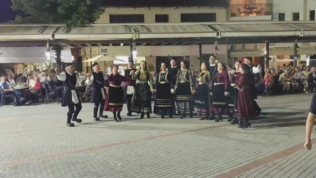 Το χορευτικό τμήμα του συλλόγου Γρεβενιωτών Κοζάνης ο Αιμιλιανός στη Δεσκάτη Το χορευτικό τμήμα του συλλόγου Γρεβενιωτών Κοζάνης ο Αιμιλιανός στη Δεσκάτη