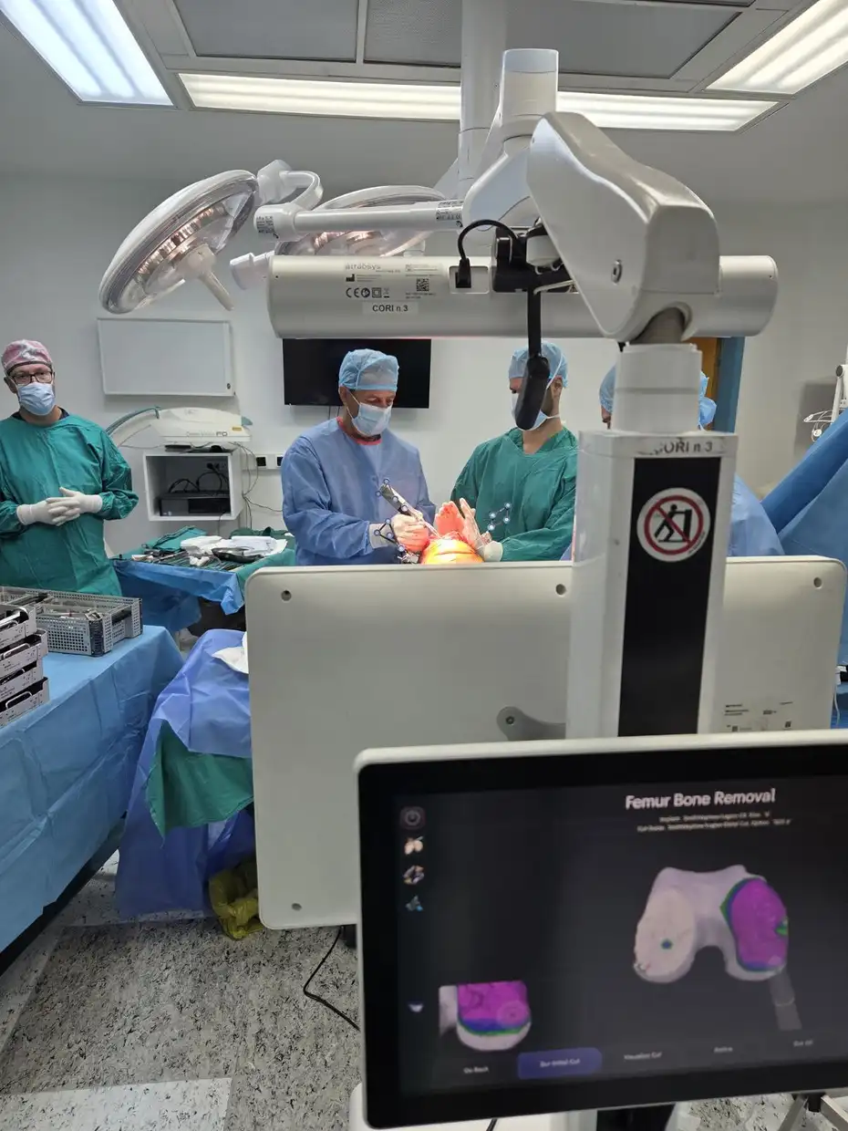 Το «Μαμάτσειο» καινοτομεί: Εφαρμόζεται η ρομποτική ολική αρθροπλαστική γόνατος με φορητό σύστημα-ρομπότ Το «Μαμάτσειο» καινοτομεί: Εφαρμόζεται η ρομποτική ολική αρθροπλαστική γόνατος με φορητό σύστημα ρομπότ